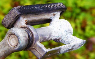 Не выбрасывайте старую педаль от велосипеда! Идея для самоделки