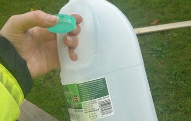 Как сделать полноценную садовую лейку из канистры за 2 минуты