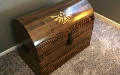 Вместительный сундук из старых досок