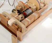 Машинка из дерева для расстановки домино в ряды