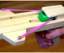 Простой самодельный пистолет для стрельбы пластиковыми пробками