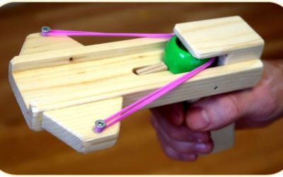 Простой самодельный пистолет для стрельбы пластиковыми пробками