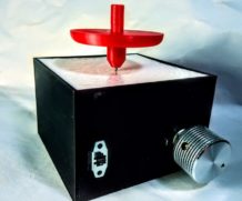 Устройство для компенсации потерь на трение при вращении волчка