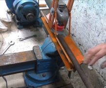Чистим трубы болгаркой при помощи простой стойки